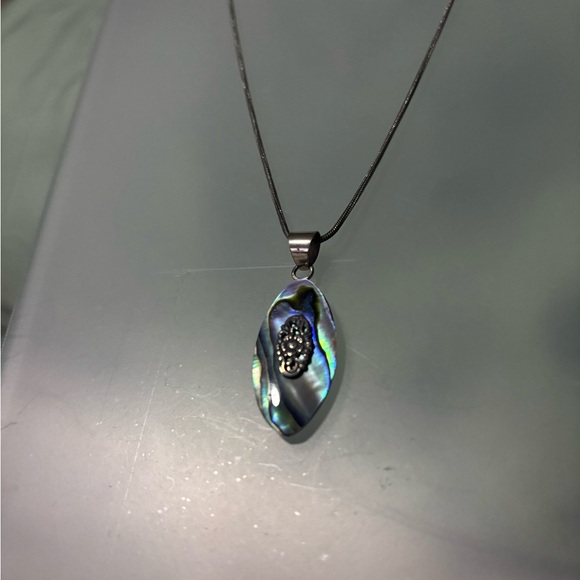 Elegant Abalone Shell Pendant Necklace - Picture 2 of 7